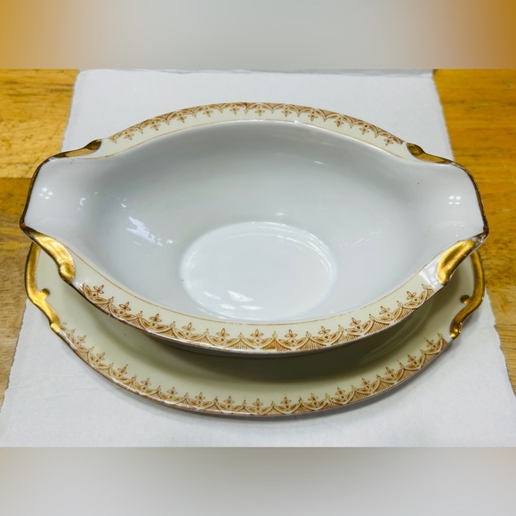 Vintage Tran Tra Ware porcelain gravy boat with attached drip plate. Gold trim. - Picture 2 of 7